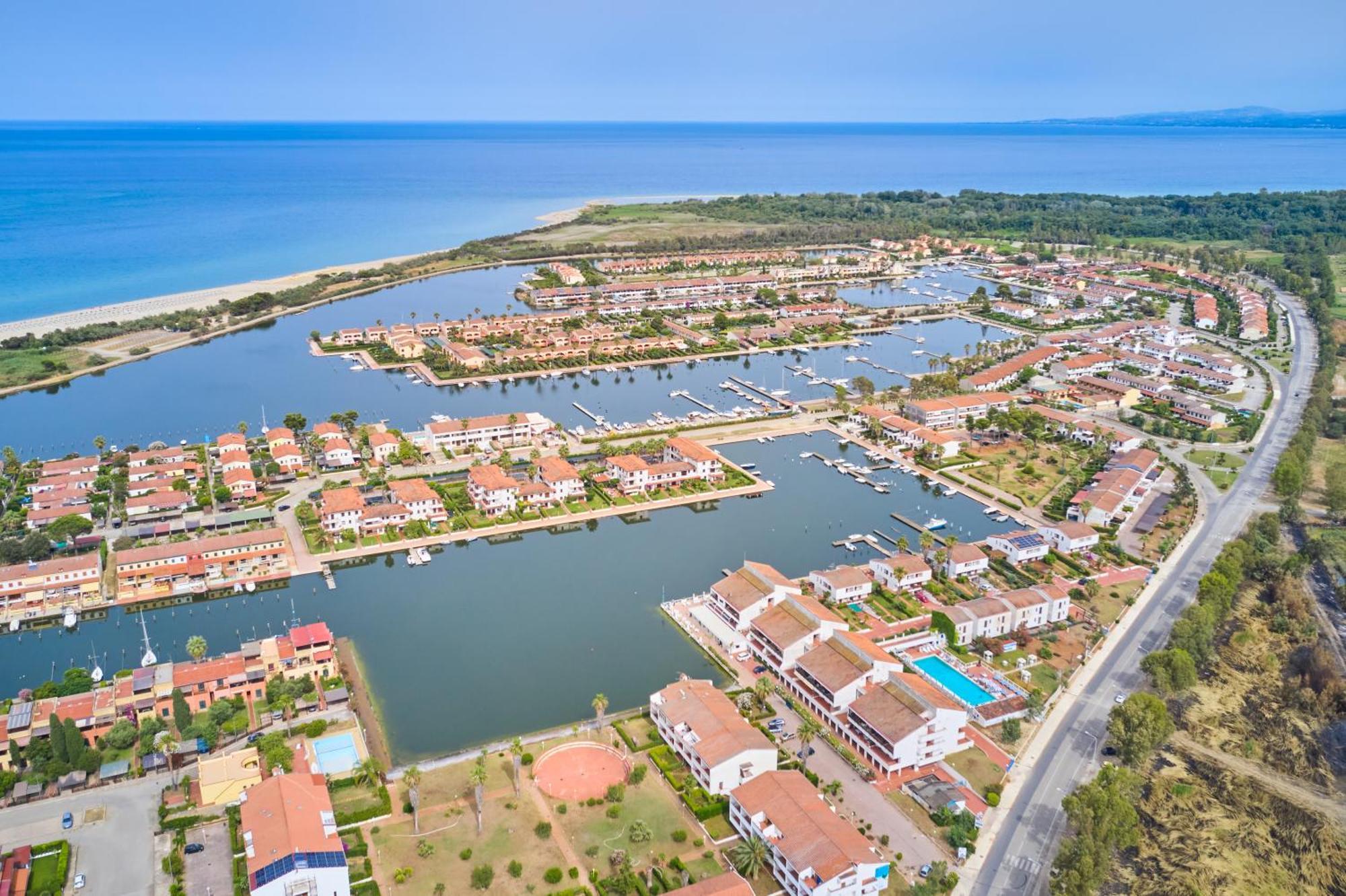 Casa Vacanze Lux By White Aparthotel I Casoni Bagian luar foto